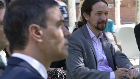 El presidente del Gobierno, Pedro Sánchez (i), y el vicepresidente segundo, Pablo Iglesias, en el acto de la firma del Pacto por la Reactivación Económica y el Empleo del Gobierno con los líderes de la CEOE, Cepyme, CC.OO. y UGT en el Palacio de la Mo