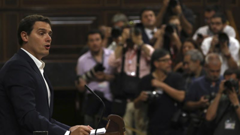 El líder de Ciudadanos, Albert Rivera, durante su intervención en la segunda jornada del debate de la moción de censura de Unidos Podemos contra el Gobierno de Mariano Rajoy, que será rechazada por amplia mayoría. EFE/Sergio Barrenechea