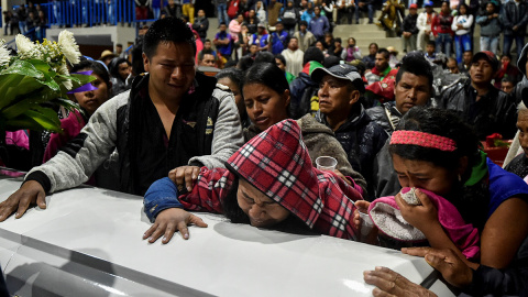 Varios familiares lloran durante el funeral de cinco miembros de la guardia indígenas asesinados durante un ataque de presuntos disidentes de la guerrilla cerca de un puesto de control en Tacueyo, área rural de Toribio, departamento de Cauca, Colombia, 