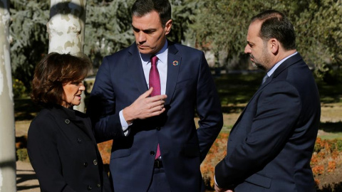 El presidente del Gobierno, Pedro Sánchez (c), conversa con la vicepresidenta primera, Carmen Calvo, y con el ministro de Transportes, José Luis Ábalos, a su llegada a la primera reunión de la mesa de diálogo para solucionar el conflicto político en