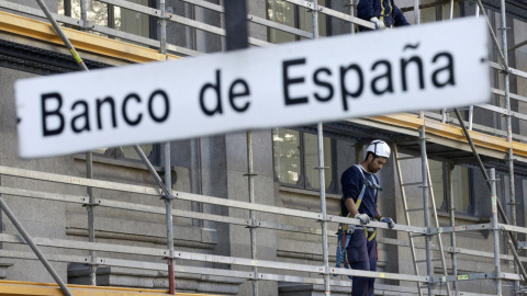 Letrero de la estación de Metro de 'Banco de España' con el edificio en obras al fondo. REUTERS