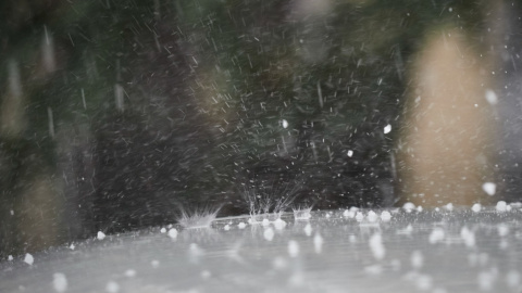 Lluvias fuertes acompañadas de granizo y rachas fuertes de viento en el interior y descenso térmico generalizado. / Eduardo Sanz / Europa Press / Archivo