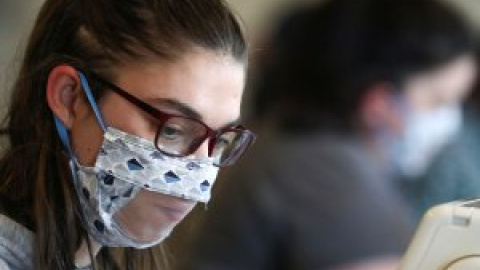 La lucha de las personas con problemas auditivos para lograr mascarillas transparentes