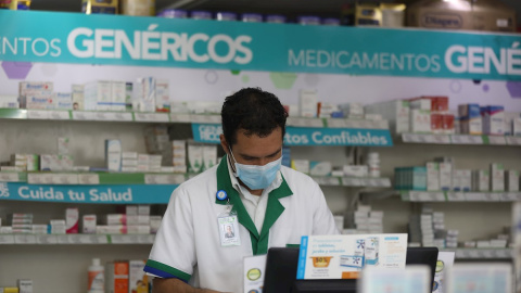 28/02/2020 .-  Un farmacéutico con mascarilla en México. / EFE