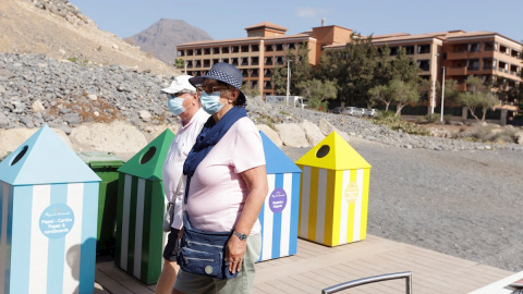 28/02/2020.- Dos turistas pasean en el sur de Tenerife. EFE/ Ramón De La Rocha