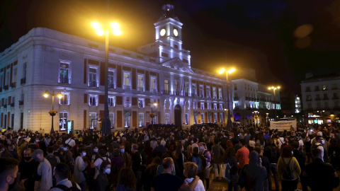 Cientos de ciudadanos se han dado cita esta noche de manera espontánea en la Puerta del Sol de Madrid, para protestar ante las medidas diseñadas por la Comunidad de Madrid. /EFE