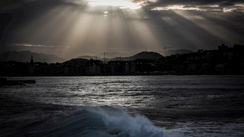 27/02/2020.- Vista del amanecer sobre la bahía de La Concha en San Sebastián. / EFE