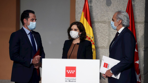 La presidenta madrileña, Isabel Díaz Ayuso, el vicepresidente madrileño, Ignacio Aguado (izda), y el consejero de Sanidad de Madrid, Enrique Ruiz Escudero. /EFE