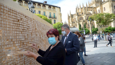 La alcaldesa de Segovia, Clara Luquero (i) junto al embajador de Alemania en España, Wolfgang Hermann Dold (d) durante su participación este viernes en el proyecto 'Desaparece el muro'. /EFE