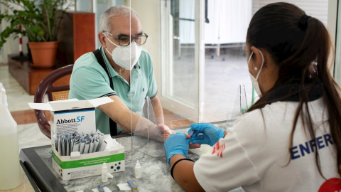 11/09/2020.- Una enfermera toma una muestra de sangre a un ciudadano para un test serológico, en el Centro de Día de Mayores de La Isleta. EFE/Quique Curbelo