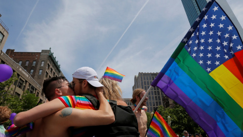 Dos personas se besan antes del inicio del 48º Desfile del Orgullo de Boston (Massachusetts). | Reuters, Brian Snyder.