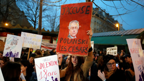 Manifestantes protestan contra los premios César en París. / REUTERS