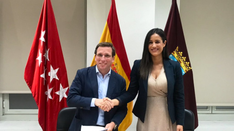 José Luis Martínez-Almeida y Begoña Villacís se dan la mano tras firmar el acuerdo en el Ayuntamiento de Madrid. /TWITTER