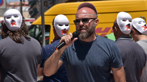 Luis Miguel Lorente, dirigiendo una protesta de la ARP contra el comisario Alfonso Cid en Alicante.