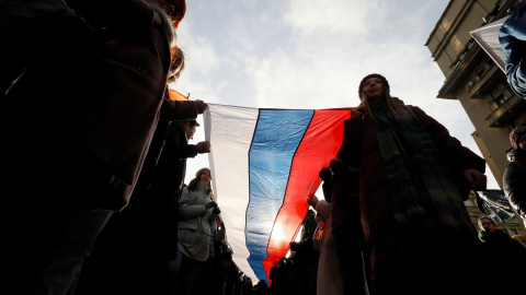 Manifestantes despliegan una bandera rusa en la marcha en memoria de Boris Nemtsov. | Shamil Zhumatov, Reuters.