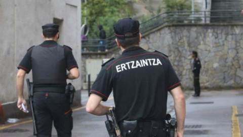 Dos agentes de la Ertzaintza. EFE