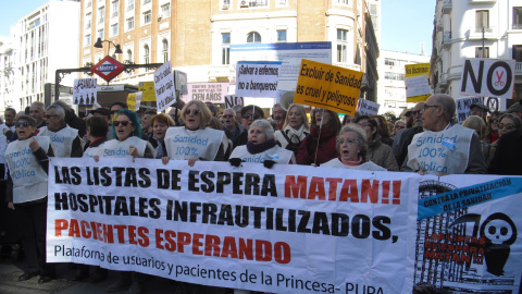 La Marea Blanca toma la calle para protestar contra el recorte horario en los centros de salud | Mireia López Sánchez