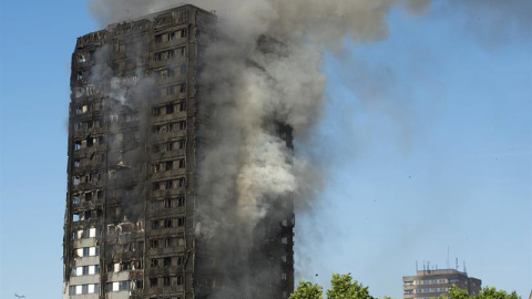 Bomberos trabajan en las labores de extinción del incendio declarado en la Torre Grenfell en Lancaster West Estate en Londres (Reino Unido) / EFE