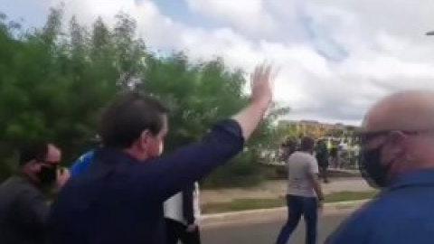 Bolsonaro se reúne con manifestantes afines sin respetar la distancia y sin utilizar mascarilla