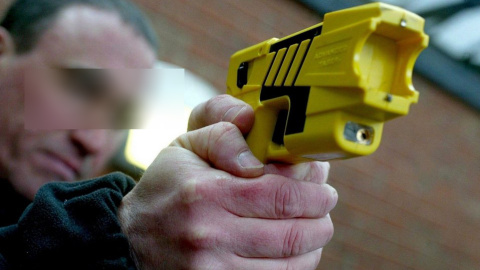 Foto de archivo de un agente con una pistola eléctrica. / EFE