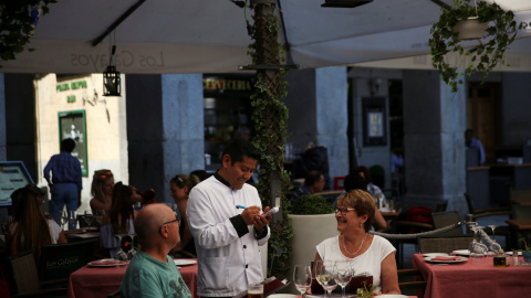 Un camarero toma nota de la orden en una terraza en el centro de Madrid. REUTERS/Susana Vera