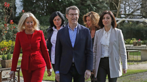 29/02/2020.- El presidente de la Xunta, y candidato a la reelección, Alberto Núñez Feijóo (c), junto a las cabezas de lista por Pontevedra, Corina Porro, Elena Candiá por Lugo, Marisol Díaz por Ourense, y por A Coruña, Ánxeles Vázquez, (i-d) en S