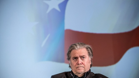 El juez en EEUU impone una fianza de cinco millones a Bannon, que se declara no culpable. / EFE