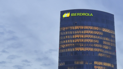 El logo de Iberdrola en lo alto de su sede en Bilbao.