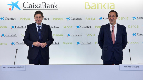 El presidente de Bankia, que será presidente ejecutivo de la nueva entidad, José Ignacio Goirigolzarri, y el consejero delegado de CaixaBank, que será consejero delegado de la nueva entidad, Gonzalo Gortázar, durante la rueda de prensa para presentar 