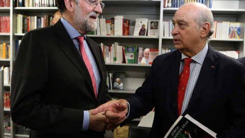 10/10/2019.- El expresidente del Gobierno Mariano Rajoy (i) conversa con el exministro del Interior Jorge Fernández Díaz (d) durante la presentación de su libro "Cada día tiene su afán". / EFE - JAVIER LIZÓN