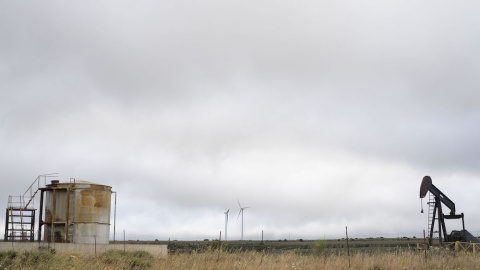 Molinos de viento junto con pozos cerrados en La Lora. GEMA RODRIGO