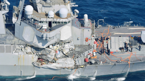 Un lateral del destructor USS Fitzgerald seriamente dañado en el mar de Japón. /REUTERS