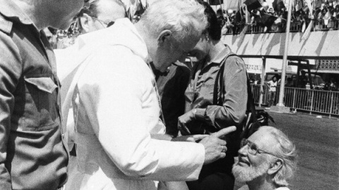 Histórica imagen en la que Juan Pablo II reprende a Ernesto Cardenal, portavoz de la Teología de la Liberación. AFP/Archivo.