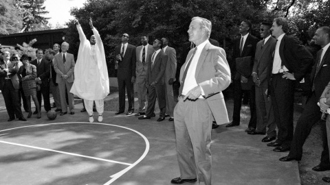 Craig Hodges tira a canasta ante la mirada de George Bush padre. Fuente: WBUR.