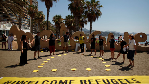 Activistas de Amnistía Internacional durante una performance en la playa de La Malagueta en Málaga con motivo del World Refugee Day.REUTERS/Jon Nazca