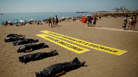 Activistas de Amnistía Internacional durante una performance en la playa de La Malagueta en Málaga con motivo del World Refugee Day.REUTERS/Jon Nazca