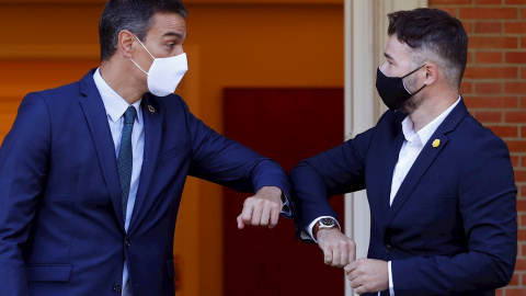 -FOTODELDÍA-MADRID, 03/09/2020.- El presidente del Gobierno, Pedro Sánchez, recibe al portavoz de ERC, Gabriel Rufián (d), este jueves en el Palacio en La Moncloa, en el marco de la ronda de contactos que el jefe del Ejecutivo inició ayer con las dife