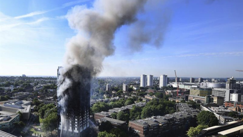 Vista del humo provocado por el incendio declarado en la Torre Grenfell en Lancaster West Estate en Londres. - EFE