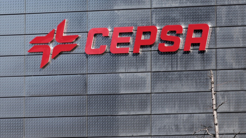 Imagen del logo de Cepsa en su sede en la zona financiera Cuatro Torres Business Area, en Madrid. E.P./Eduardo Parra