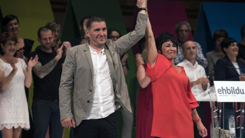 Arnaldo Otegi, coordinador general, y Maddalen Iriarte, portavoz en el Parlamento Vasco, durante el congreso de refundación de EH Bildu, que se ha dotado hoy de una nueva organización interna, con una Mesa Política que dirigirá la formación y veinte 