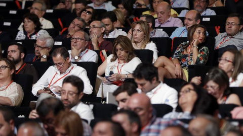 La presidenta de Andalucía, Susana Díaz (c), consulta su móvil durante la inauguración del Congreso Federal del PSOE, esta mañana en Madrid. EFE/Sergio Barrenjechea