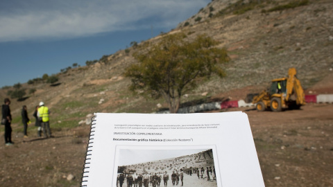 Una fotografía tomada el 18 de noviembre de 2014 muestra una imagen del sitio de excavación donde se cree que está enterrado el poeta español Federico García Lorca en Alfacar. Jorge Guerrero / AFP