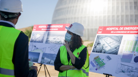 La presidenta de la Comunidad, Isabel Díaz Ayuso, durante su visita las obras de construcción del nuevo Hospital de Emergencias de la región en la zona de Valdebebas. E.P./Ricardo Rubio