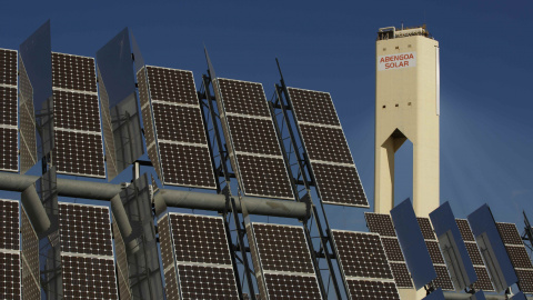 Torre y paneles solares de la planta solar 'Solucar' de Abengoa, en Sanlucar la Mayor, cerca de Sevilla. REUTERS/Marcelo del Pozo