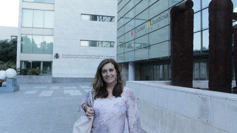 Teresa Gisbert a les portes de la Ciutat de la Justicia