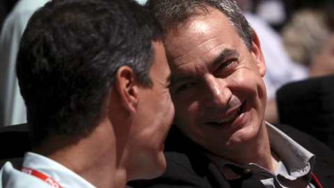 José Luis Rodríguez Zapatero (d), expresidente del Gobierno, habla con Pedro Sánchez (i), líder del PSOE, durante la inauguración del Congreso Federal del PSOE, esta mañana en Madrid. EFE/Sergio Barrenechea