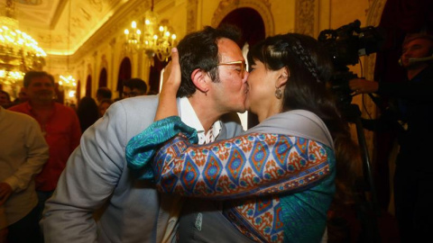 El líder de Adelante Cádiz José María González, "Kichi", tras ser investido de nuevo alcalde de la ciudad recibe la felicitación de su pareja y madre de su hija, la líder de Podemos Andalucía, Teresa Rodríguez, en el Ayuntamiento tras el pleno en