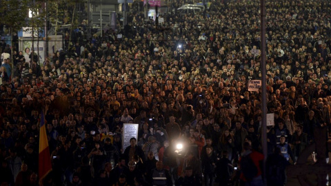 Cerca de 20.000 personas, en la manifestación contra el Gobierno rumano. REUTERS