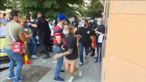 La Policía Nacional interviene en la cacerolada de Ferraz para disolver un grupo de manifestantes de ultraderecha