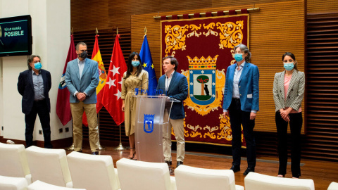 Los líderes de los cinco partidos representados en el Ayuntamiento de Madrid, este lunes, en la rueda de prensa para anunciar el gran pacto para "diseñar el Madrid del futuro". EFE